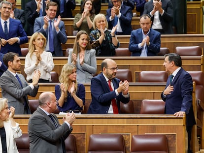 El diputado popular José Antonio Bermúdez de Castro (derecha), aplaudido por sus compañeros tras defender la propuesta ante el pleno.