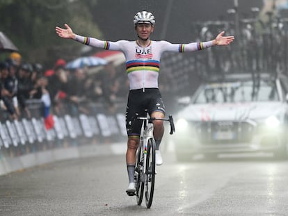 Tadej Pogacar celebra su victoria en carrera del 107º Giro dell'Emilia.