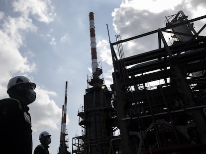 Trabajadores de la refinería de Barrancabermeja en Colombia, en febrero de 2022.