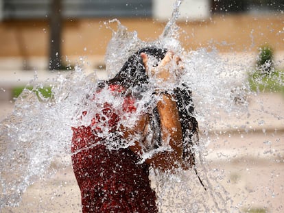 Una niña juega en una de las fuentes de Córdoba para aliviar una jornada con 43 grados en Córdoba, el pasado 17 de julio.