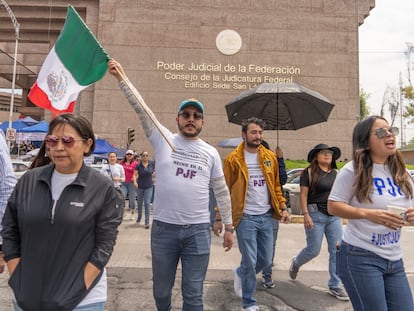 Trabajadores del Poder Judicial se manifiestan contra la reforma a la Constitución en el exterior de la sede del Poder Judicial en San Lázaro, en la Ciudad de México. El 23 agosto 2024.