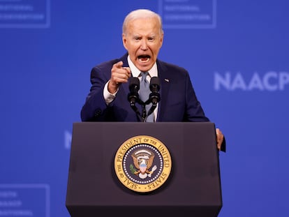 El presidente Joe Biden habla durante su discurso en la conferencia anual de la NAACP en Las Vegas.