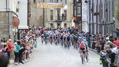 El pelotón de la Vuelta a su paso por Espinosa de los Monteros (Burgos), uno de los cinco pueblos protagonistas en el proyecto de Plenitude.