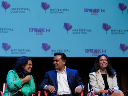 La directora internacional del Hay Festival, Cristina Fuentes, el alcalde de Querétaro, Luis Bernardo Nava Guerrero, y la secretaria de turismo del Estado de Querétaro, Mariela Morán Ocampo, en la presentación del festival.