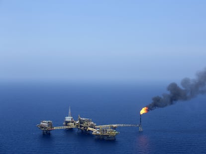 Una plataforma petrolera operada por Pemexen frente a la costa de Ciudad del Carmen, (Campeche), en una fotografía de archivo.