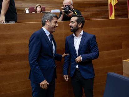 El president de la Generalitat, Carlos Mazón, saluda al portavoz socialista, José Muñoz, antes del comienzo del debate sobre el estado de la Comunidad Valenciana.