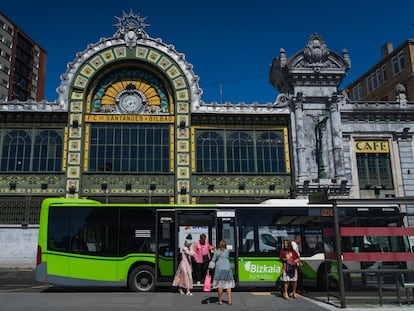 Un autobús urbano pasa por la estación de tren Abando Indalecio Prieto de Bilbao.