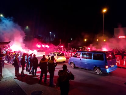 Trabajadores de Tubacex reciben a sus compañeros tras el fin de la huelga.