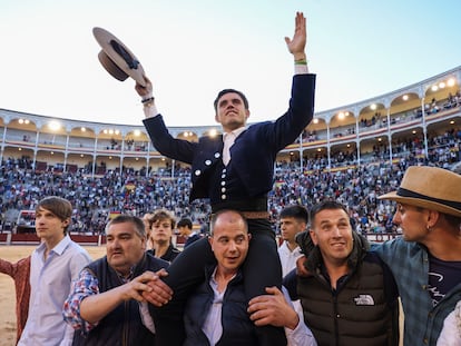 Guillermo Hermoso de Mendoza, a hombros, instantes antes de salir por la Puerta Grande.