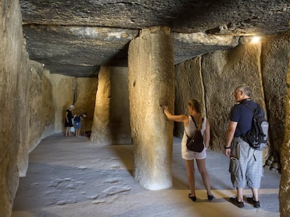 Interior del dolmen de Menga, en Antequera (Málaga), cubierto por una losa de 150 toneladas