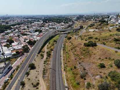 Un tramo de las vías donde pasará el Tren México-Querétaro, el 13 de octubre de 2023 en Santiago de Querétaro.