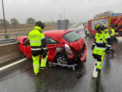 Un vehículo tras sufrir un accidente en Madrid, el día 12 de octubre.