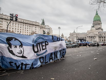 Integrantes de la Unión de Trabajadores de la Economía Popular (UTEP) protestan frente al Congreso contra la inflación, el 14 de julio de 2022.