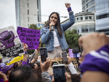 Alessandra Rojo De la Vega ofrece un mitin en la Diana Cazadora en protesta por la anulación de la elección en la alcaldía Cuauhtémoc, el 2 de septiembre de 2024.