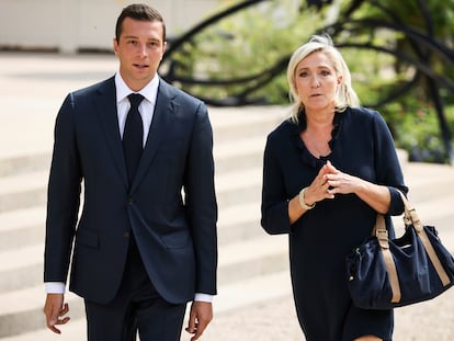 Jordan Bardella y Marine Le Pen, líderes del ultraderechista Reagrupamiento Nacional, salen del Palacio del Elíseo el pasado 26 de agosto, en París.