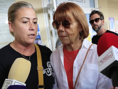 Gisele Pelicot, junto a su hija Caroline Darian, antes de entrar esta semana en la sala del Tribunal de Aviñón que juzga su caso.