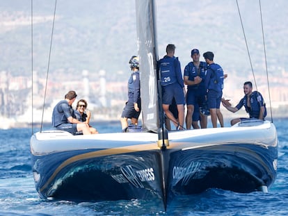 Los tripulantes del Orient Express, tras caer contra el Ineos Britannia en la última jornada de las Round Robin, este lunes en Barcelona.