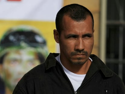 Alexander Farfán Suárez luego de ser arrestado en 2008, en una base militar de Bogotá (Colombia). / AP