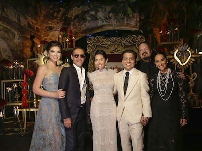 Christian Nodal y Ángela Aguilar en su boda con sus familias.