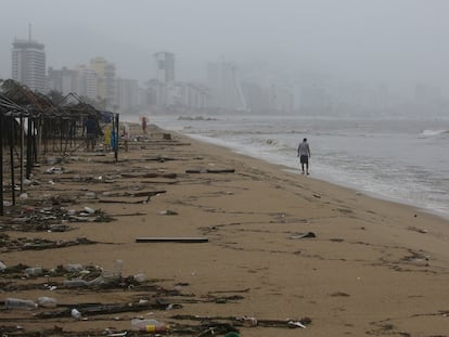 Un hombre camina por una playa llena de escombros tras el paso del huracán John, este martes en Acapulco (Estado de Guerrero).