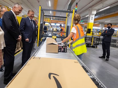 El director de Amazon España, Fred Pattje, y el president de la Generalitat Valenciana, Ximo Puig, durante la inauguración, este lunes, del centro logístico en Onda (Castellón).