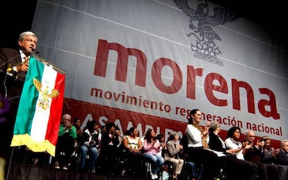 Andrés Manuel López Obrador da un discurso en la Asamblea Constitutiva de Morena, en 2011.