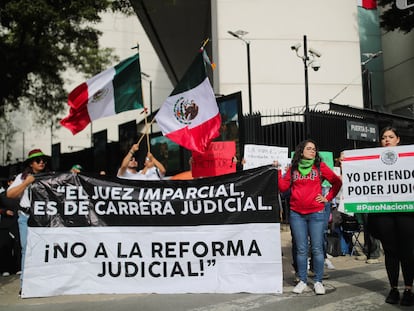 Manifestantes frente al edificio del Senado, este jueves en Ciudad de México.