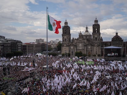 Asistentes congregados en el Zócalo para presenciar el discurso de Claudia Sheinbaum, este 1 de octubre en Ciudad de México.