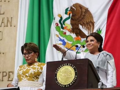 Martha Ávila y Clara Brugada en la toma de protesta de la Jefa de Gobierno el 5 de octubre 2024 en el Congreso de la Ciudad de México.