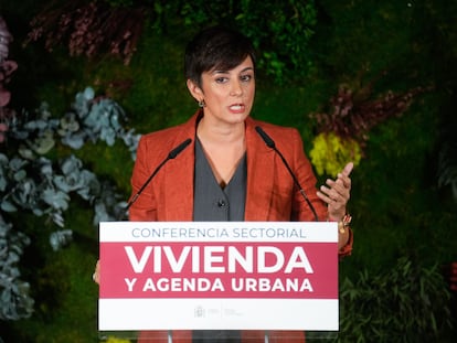 La ministra de Vivienda y Agenda Urbana, Isabel Rodríguez, atiende a los medios este jueves.