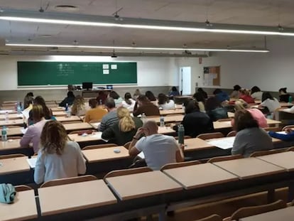 Opositores andaluces en un examen. / EP