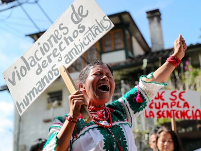 Indígenas y ambientalistas, en una protesta el miércoles en Quito (Ecuador), en la que reclamaban el desmantelamiento de más de 400 antorchas de gas en campos petroleros de la Amazonia ecuatoriana.