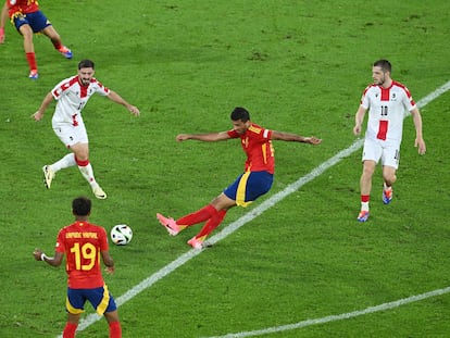 Rodri golpea desde la frontal del área en el gol del empate de España.