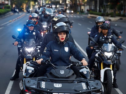 Sandra Cuevas en una vehículo todo terreno, escoltada por policías, el 5 de septiembre de 2023 en Ciudad de México.