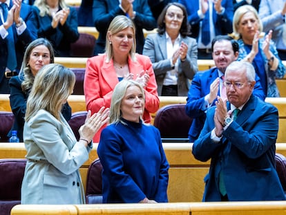 La senadora Marimar Blanco es aplaudida por la bancada del PP, durante el pleno del lunes.