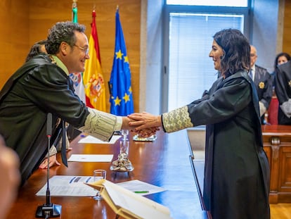 El fiscal general del Estado, Álvaro García Ortiz (izquierda) durante el acto de toma de posesión de Olga Suarez Herranz (derecha) como fiscal jefe de la Fiscalía Provincial de Cáceres, el 3 de marzo.