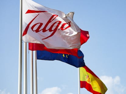 La bandera de Talgo junto a las de la Comunidad de Madrid, Unión Europea y España en la sede de la firma industrial en Las Matas (Madrid).