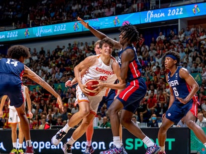 Hugo González intenta anotar ante la oposición de los jugadores estadounidenses durante la final del Mundial sub-17 este domingo en el pabellón malagueño Martín Carpena.