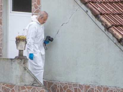 Miembros de la policía trabajan en el lugar del homicidio, en el barrio de Lavadores de Vigo.