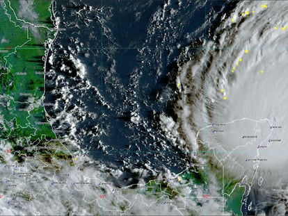 El huracán 'Helene' se acerca a la península de Yucatán por el mar Caribe, la mañana de este miércoles.