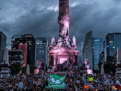 Trabajadores del Sistema Judicial protestan en contra de la reforma judicial de López Obrador en El Ángel de la Independencia en Ciudad de México, el 26 de agosto de 2024.