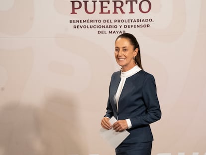 Claudia Sheinbaum llega a una conferencia de prensa en el Palacio Nacional de Ciudad de México, en junio de 2024.