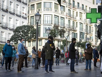 Una cola de personas esperan en la puerta de la farmacia de la plaza de Cascorro. / JUAN BARBOSA