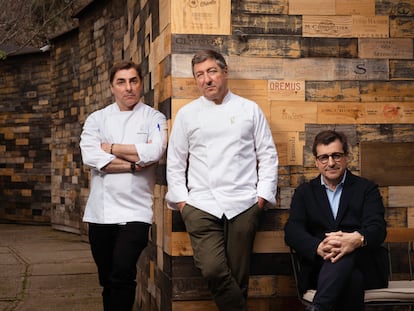 Los hermanos Roca —en la imagen, de izquierda a derecha, Jordi, Joan y Josep—, en El Celler de Can Roca (Girona).

Foto: Gianluca Battista