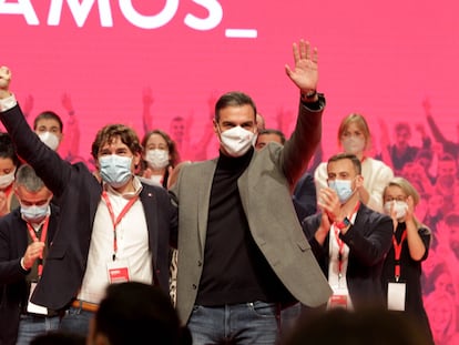 Eneko Andueza y Pedro Sánchez, durante el noveno Congreso del PSE, en Bilbao, este domingo.