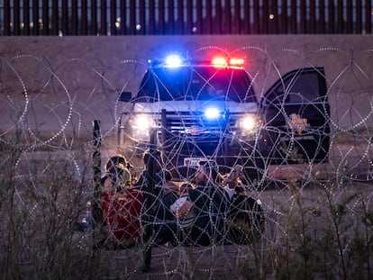 Una familia de migrantes es detenida por elementos de la patrulla fronteriza de Estados Unidos, en los márgenes de la ciudad de El Paso (EE UU), el 11 de mayo de 2023.