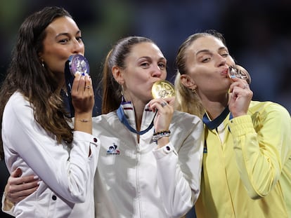 Las esgrimistas, las francesas Manon Apithy Brunet y Sara Balzer y la ucraniana Olga Kharlan, posan con sus medallas tras los enfrentamientos de Sable Individual en el Grand Palais de París.