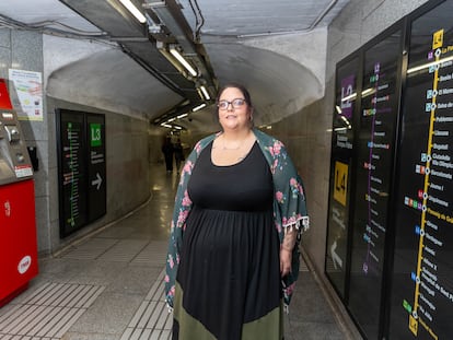 Anna Gómez, usuaria habitual del Rodalies de Tarragona a Barcelona y afectada por los cortes, posa en la estación de Passeig de Gracia de Barcelona.