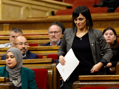 La líder de Aliança Catalana, Silvia Orriols (d), durante la segunda jornada del debate de política general en el Parlament de Cataluña.