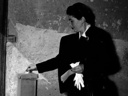 Una mujer deposita su voto para la elección de gobernador en Jalisco, en 1953.